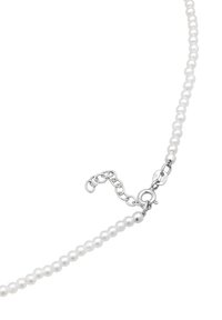 Weiße Perlenkette mit kleinen runden Perlen, silberner Verschluss und Verlängerungskette. Glatte Textur mit einheitlichem Erscheinungsbild.