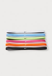 Set van zeven elastische haarbanden in verschillende kleuren: zwart, wit, oranje, roze, groen, blauw en lichtblauw, elk voorzien van het Nike-logo.