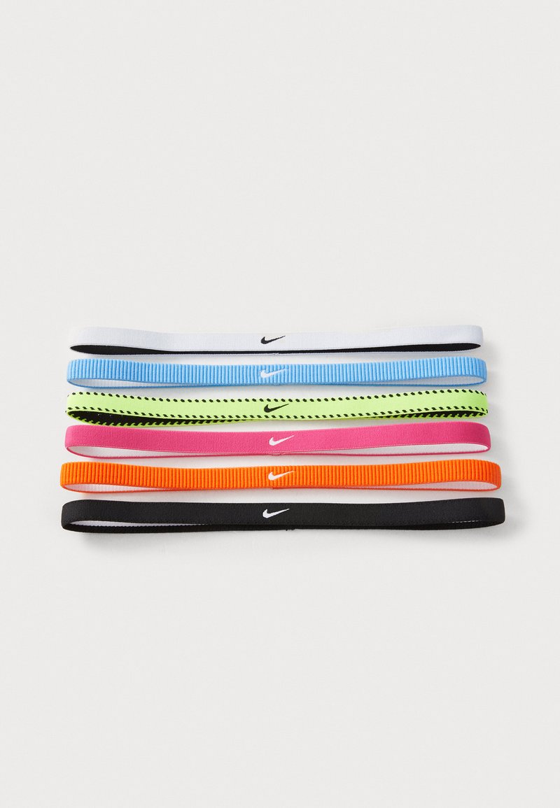 Set van zeven elastische haarbanden in verschillende kleuren: zwart, wit, oranje, roze, groen, blauw en lichtblauw, elk voorzien van het Nike-logo.