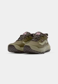 Vans MTE CROSSPATH UNISEX - Matalavartiset tennarit - brown/pink