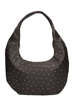Sac à bandoulière en cuir marron foncé avec des clous argentés répartis uniformément sur tout le corps, avec une large sangle souple et une fermeture éclair.