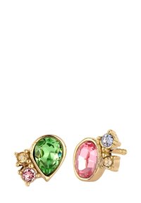 Guldtonet øreringe med en grøn pæreformet ædelsten og en pink oval ædelsten, accentueret med mindre pink og blå sten, med en struktureret overflade.