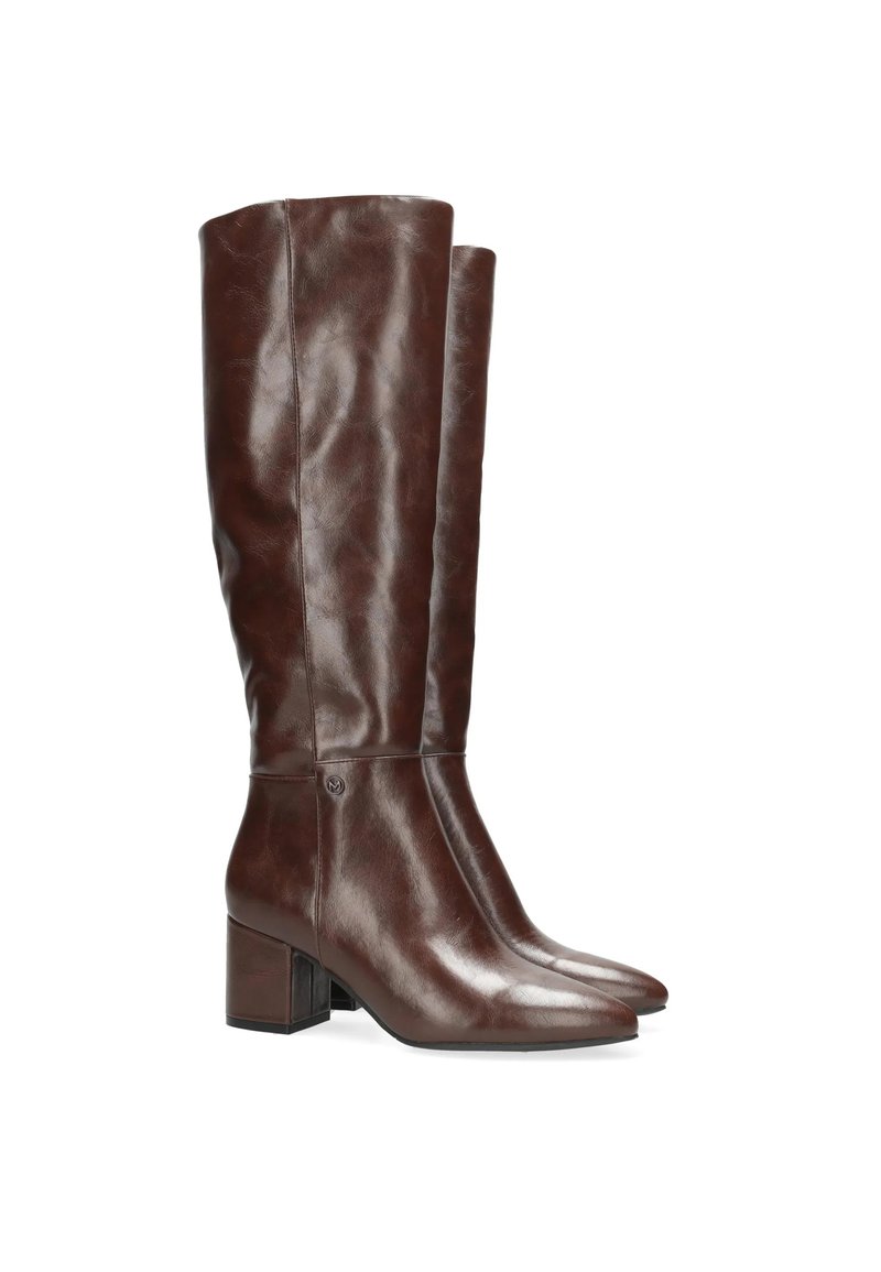 Wysokie, ciemnobrązowe skórzane botki na słupku i ze spiczastymi noskami, pokazane w parze obok siebie na białym tle.