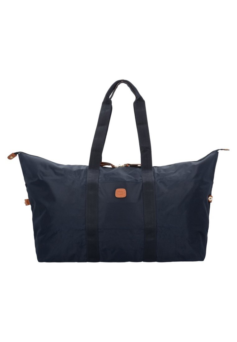 Borsa da viaggio in nylon blu navy con due manici superiori e un accento in pelle marrone. Caratterizzata da chiusura con zip e un ampio compartimento centrale.