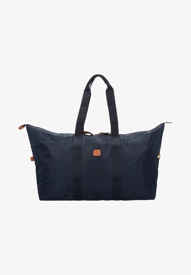 Borsa da viaggio in nylon blu navy con due manici superiori e un accento in pelle marrone. Caratterizzata da chiusura con zip e un ampio compartimento centrale.