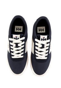 Sneakers in tela blu con dettagli e lacci bianchi. Presentano una punta rotonda, una superficie testurizzata e un'etichetta con il marchio sulla linguetta.