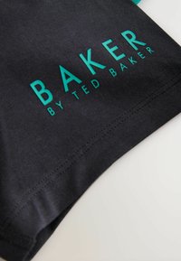 Crni pamučni majica s natpisom "BAKER" i "BY TED BAKER" u podebljanoj tirkiznoj boji, s vidljivim detaljima šivanja.