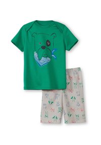 Groene katoenen t-shirt met een hondenafbeelding met een blauwe bandana, gecombineerd met grijze shorts bedrukt met kleurrijke hondenillustraties.