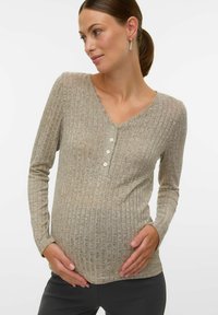 Gaismi brūns, ribots garroku tops ar V-veida izgriezumu un piecu pogu plāksni; mīksts tekstūras, pieguļošs dizains, piemērots grūtniecības apģērbam.