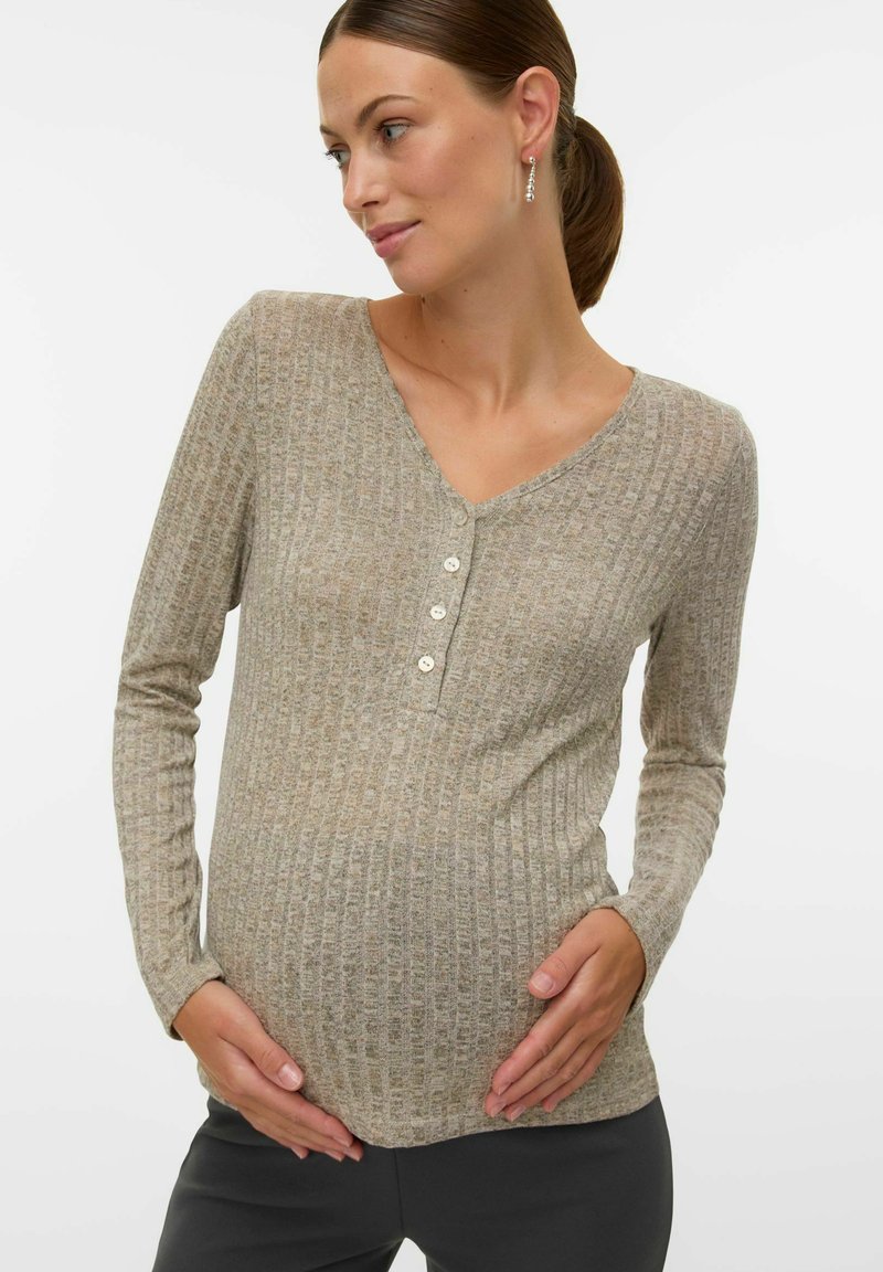 Gaismi brūns, ribots garroku tops ar V-veida izgriezumu un piecu pogu plāksni; mīksts tekstūras, pieguļošs dizains, piemērots grūtniecības apģērbam.