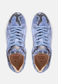 Sneaker im blauen Schlangenleder-Muster mit strukturiertem Material, runder Zehenform, charakteristischer Schnürung und einer weißen Sohle für den Kontrast. Innen mit Markenlabel.