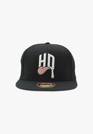 Musta snapback-lippis valkoisella "HD"-logolla ja kiekkokielekkeellä. Siinä on litteä lippa ja kangaspintainen rakenne, sekä värikäs brändätty tarra lippalakissa.