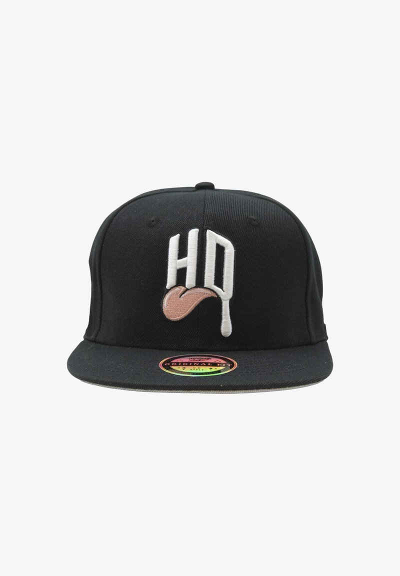 Musta snapback-lippis valkoisella "HD"-logolla ja kiekkokielekkeellä. Siinä on litteä lippa ja kangaspintainen rakenne, sekä värikäs brändätty tarra lippalakissa.