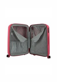 Valigia rigida rosa aperta, che rivela un interno grigio con scomparti, tasche in rete con cerniere e una fodera a motivi. Quattro ruote per il trasporto.