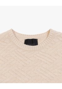 Maglione beige con un motivo a spina di pesce testurizzato, colletto a coste e etichetta con la scritta "GIANNI LUPO" in nero.