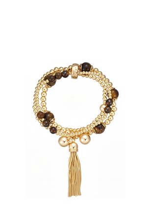 Goldfarbiges Perlenarmband mit dunkelbraunen Steinperlen, kleinen goldenen Kugeln und einem goldenen Quastenanhänger, der von der Mitte hängt.