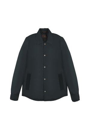Chaqueta azul oscuro acolchada con cuello tipo camisa, cierre de botones a presión y bolsillos laterales con acentos de tela texturizada. Material suave.