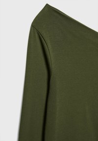 Stradivarius WITH ASYMMETRIC NECKLINE  - Langarmshirt - green