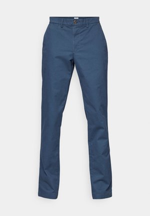 Chinos in cotone blu navy con chiusura a bottone, tasche laterali e design a gamba dritta. Texture liscia e dettagli di cucitura minimi.