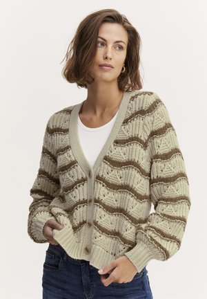 Strickjacke in Creme und Braun mit wellenförmigem Muster, V-Ausschnitt, Knopfverschluss, gerippten Bündchen und strukturiertem Stoff.