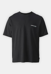 Černé tričko s krátkým rukávem vyrobené z bavlny, s kruhovým výstřihem a minimalistickým bílým logem na levé části hrudi. Hladká textura.