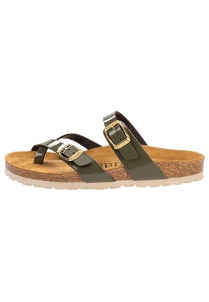 Open-toe sandal med to blanke olivengrønne remme, justerbare guldspænder, korkfodaftryk og beige tekstureret sål, set fra siden.