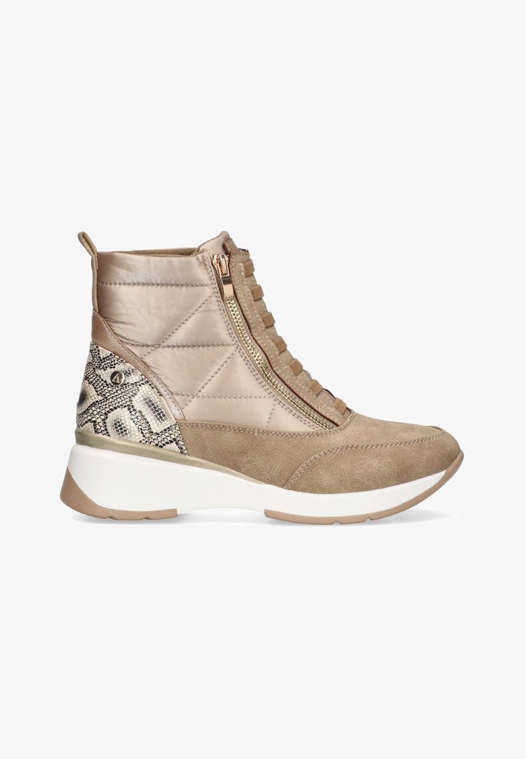 Botas de tobillo beige con detalles de satén acolchado y ante, que presentan un patrón decorativo de piel de serpiente y una suela blanca en forma de cuña. Cierre lateral con cremallera.