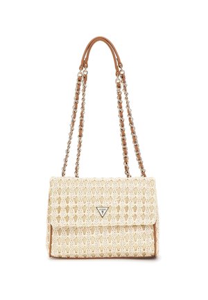 Sac d'épaule tissé beige avec des sangles en chaîne camel et or, fermeture à rabat, et un logo triangulaire Guess au centre avant.