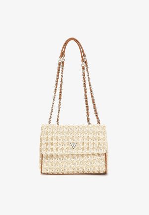 Beige geweven schoudertas met beige en gouden kettingbanden, klepsluiting en een driehoekig Guess-logo op het midden van de voorkant.