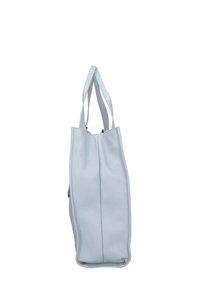 Jasnoniebieska skórzana torba tote o gładkiej fakturze, pionowym designie, dwóch uchwytach i usztywnionym dnie. Styl minimalistyczny i brak widocznych ozdób.