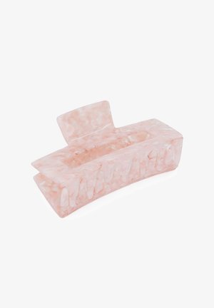 Translucente roze plastic haarclip met golvende uitsparingen en een vlak bovenstuk. Gladde textuur met een gemarmerd patroon over het hele oppervlak.