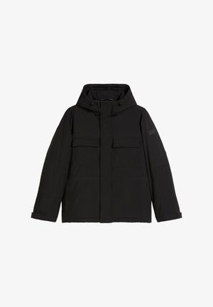 Zwarte geïsoleerde jas met capuchon, voorzien van twee grote zakken aan de voorkant en een gladde textuur. Eenvoudig, recht gesneden ontwerp met minimale details.