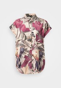 Kortærmet knap-op skjorte med pink og lilla blomster- og safari dyreprint, herunder elefanter og zebraer, med en brystlomme.