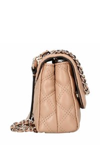 Beige gesteppte Lederhandtasche mit zwei Fächern, silberner Kettenriemen, der mit Leder verwoben ist, von der Seite vor weißem Hintergrund gezeigt.