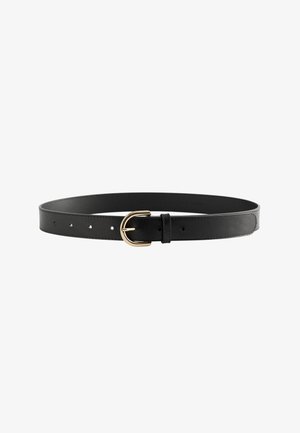 Ceinture en cuir noir avec une boucle dorée arrondie et plusieurs trous de réglage sur fond blanc.