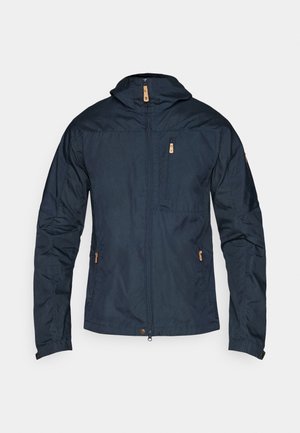 Marineblauwe lichtgewicht jas met een rits aan de voorkant, kap en meerdere zakken. Kenmerken zijn een gestructureerde stof en contrasterende tan hardware accenten.