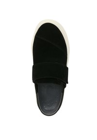 Chaussure noire en daim à enfiler avec une large sangle sur le devant. Dotée d'une semelle intérieure noire texturée et d'une semelle en caoutchouc blanche contrastante.