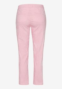 Rosa och vita vertikala randiga byxor med bakfickor, visade bakifrån mot en neutral bakgrund.