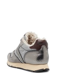 Grauer Sportschuh mit strukturierter Filzobermaterial, metallischen Rissen, weichem cremefarbenem Futter und leicht beiger Sohle. Abgerundete Form mit gepolstertem Kragen.