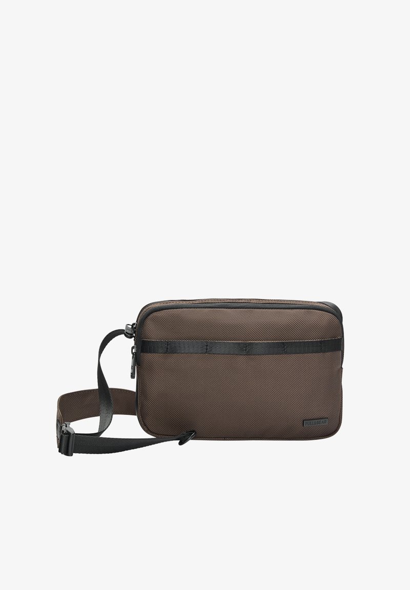 Braune, rechteckige Tasche aus strukturiertem Material mit schwarzen Akzenten, einem Schultergurt und einem Reißverschluss. Pull&Bear-Logo sichtbar.