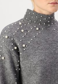 Pieces PCREA HIGH NECK PEARL - Strickpullover - magnet
