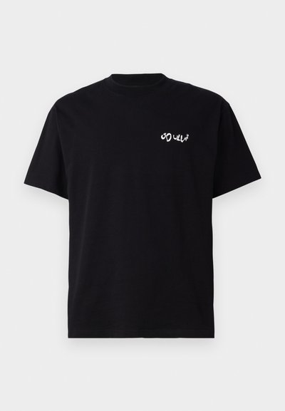 Melna kokvilnas T-kreklu ar apkakli, īsām piedurknēm un balto "SOUL" grafiku kreisajā krūtī. Klasiska piegriezuma, gluda tekstūra.