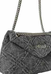 Borsa a tracolla in tessuto grigio con chiusura a pattina, caratterizzata da una tracolla a catena e dal logo metallico "GAËLLE PARIS" sul fronte.