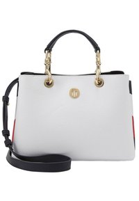 Struktureret håndtaske i hvidt kunstlæder med sorte detaljer. Udstyret med guldfarvet hardware, top hanke og aftagelig skulderrem.