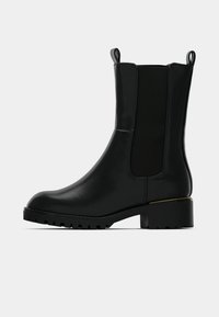 Crne gležnjače s glatkom kožnom površinom, elastičnim bočnim panelima, povlačnim trakama, blok petom i teksturiranom gumiranom potplatkom.