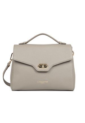 Sac à main en cuir gris avec fermoir doré, poignée supérieure, bandoulière amovible et logo "Lancaster Paris" à l'avant.