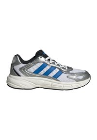 Chaussure de sport blanche avec des bandes bleues, des accents argentés, une doublure intérieure noire, des lacets blancs et une semelle blanche rembourrée portant l’étiquette « Cloudfoam ».