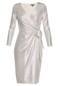 Silverfärgad metallic wrapklänning med lång ärm, djup V-ringning, knutdetalj i midjan och texturerad tyg, med en dold dragkedja bak.