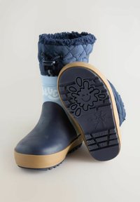 Bota de lluvia de goma navy con parte superior acolchada azul, forro de forro polar suave y suela de goma con un patrón de chapoteo sonriente.