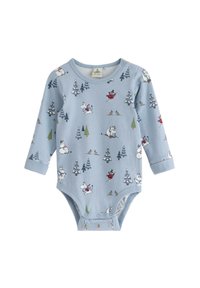 Lys blå langærmet baby bodystocking med trykknapper, prydet med vintertema tegneseriefigurer, der står på ski og sidder blandt fyrretræer.